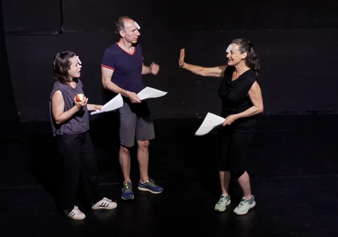 Le metteur en scène et ses deux comédiennes. ©PIFI