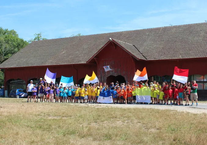 Les KidsGames, ce sont des équipes soudées où chaque enfant contribue à la réussite de son groupe. Le dernier jour, les parents sont invités à venir sur place. Les enfants peuvent leur montrer ce qu’ils ont appris et leur faire essayer les différentes activités. © KidsGames/Orbe