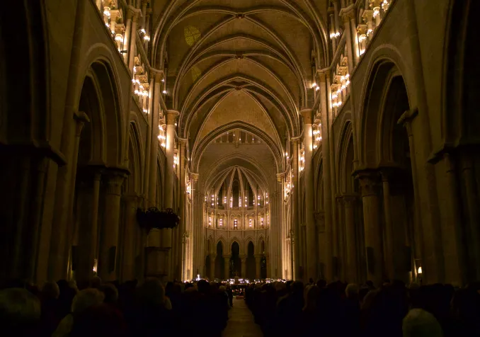 La Saint-Valentin s'est vécue dans la cathédrale de Lausanne à la lueur de 3700 bougies. ©Max Idje