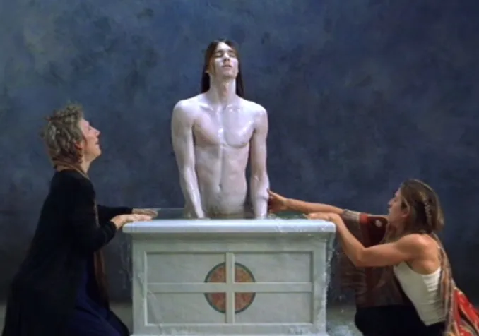 Christ nu: le corps en scène (Study for Emergence, Bill Viola Color video on freestanding LCD flat panel, 2002) © Foto Kira Perov / © Bill Viola Studio / ©MAHF