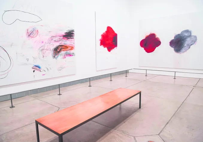 Trois des dix tableaux de la série "Cinquante jours à Troie" lors d'une exposition à Philadelphie. De gauche à droite: "Achéens au combat", " Le Feu qui dévore tout sur son passage" et "Fantômes d'Achille, Patrocle et Hector". © Michelle Gilders / Alamy Stock Photo