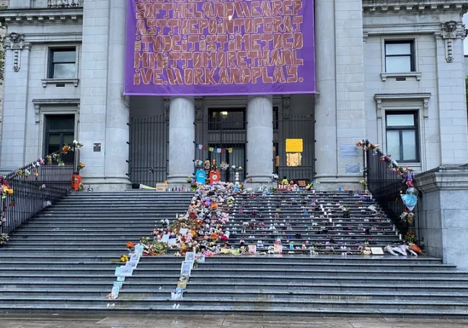 Galerie d'art de Vancouver: mémorial en hommage aux 215 enfants retrouvés à Kamloops ©Frozemint, CC BY-SA 4.0 Wikimedia Commons