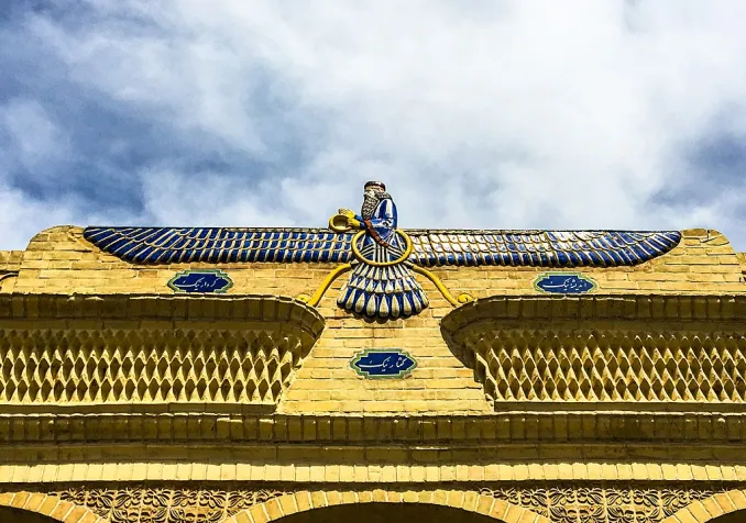 Le Faravahar, symbole du zoroastrisme, sur le temple de Yazd Atash Behram en Iran ©Arteen Arakel Lalabekyan, CC BY 4.0, Wikimedia Commons