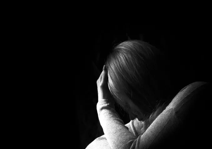 Chaque victime vit les choses différemment. Mais effectivement, pour certaines il est difficile de résoudre la dissonance qui apparaît dès lors qu’une personne appréciée, respectée, commet des actes inacceptables. ©iStock/iweta0077