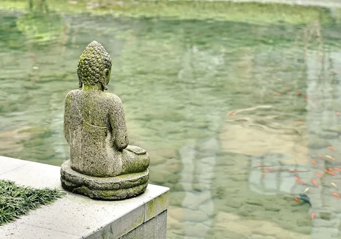 Une statue de Bouddha au bord d’un bassin zen CC0 Silentpilot / Pixabay