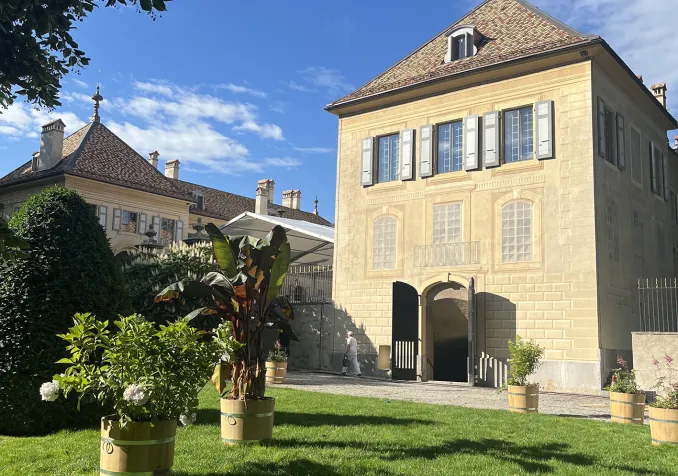 Une aile du Château d’Hauteville, caractérisée par des peintures en trompe-l’œil restaurées. CA/Reformes
