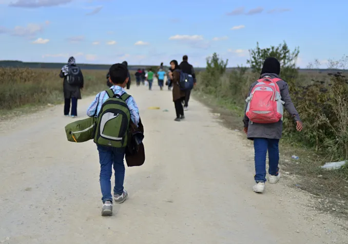 Groupe de réfugiés afghans quittant la Serbie en 2015. © iStock/RadekProcyk