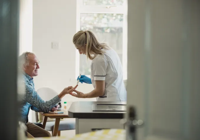 En Suisse, la majorité des personnes de 90 ans vivent à domicile, la moitié d’entre elles sans aide des soins à domicile. © iStock/ DGLimages