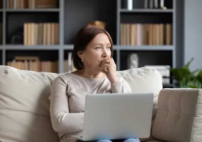 En ligne, comment faire son deuil? ©iStock/fizkes