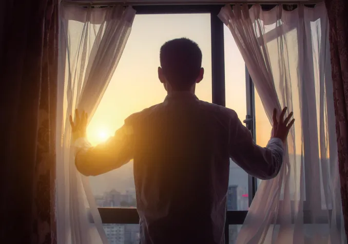 Entre tristesse et joie, entre ombre et lumière. ©iStock/xijian