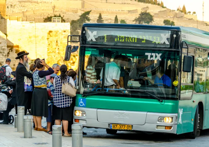 Groupe de juifs orthodoxes attendant de monter sur un autobus. ©iStock