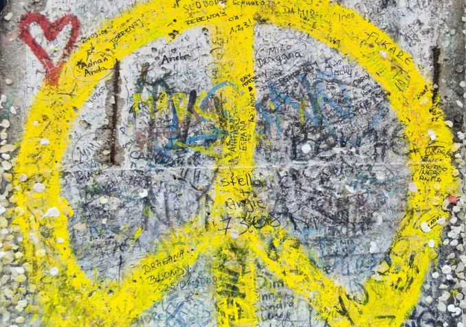 Symbole de paix, dessiné sur le mur de Berlin. © iStock
