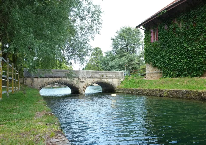 Un pont sur la Venoge. La plateforme entend construire des ponts entre les confessions. ©iStock / Yves Grau