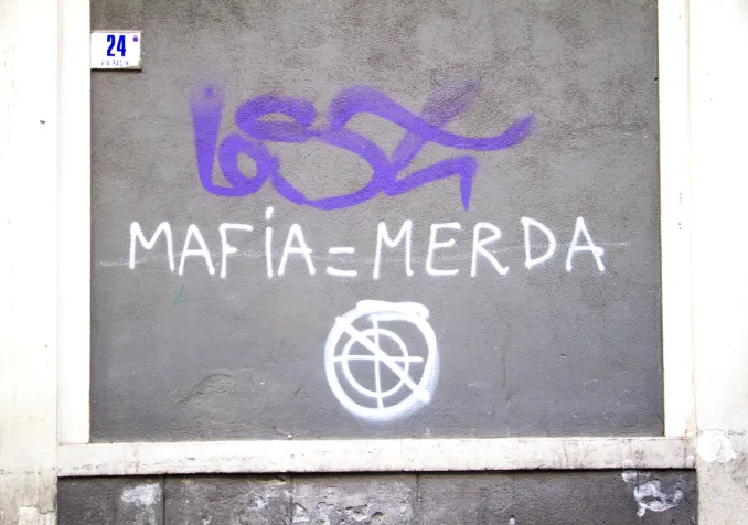 Graffiti anti-mafia à Catania en Sicile ©iStock/Jann Huizenga