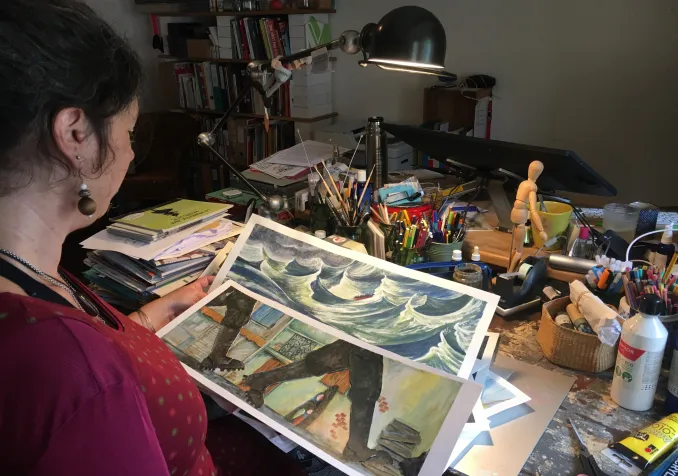 Dans son atelier, Amélie Buri dévoile ses planches originales. © Protestinfo