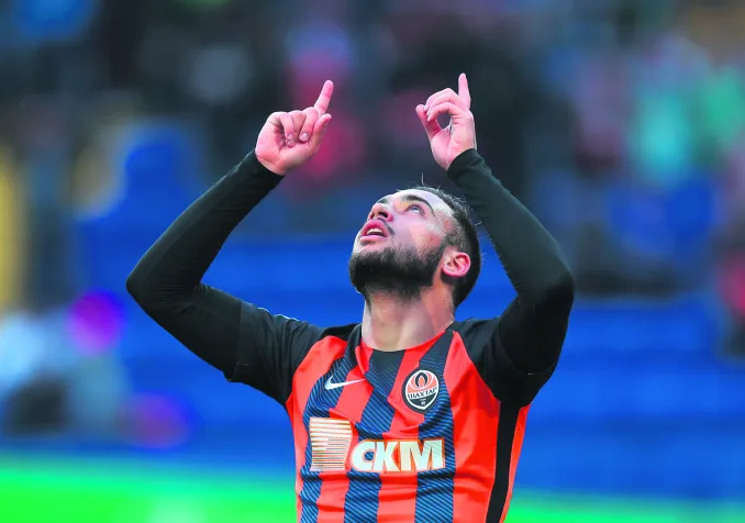 Le regard du Brésilien Maycon se tourne vers le ciel après avoir marqué un but en première ligue ukrainienne en avril 2019. © Shutterstock