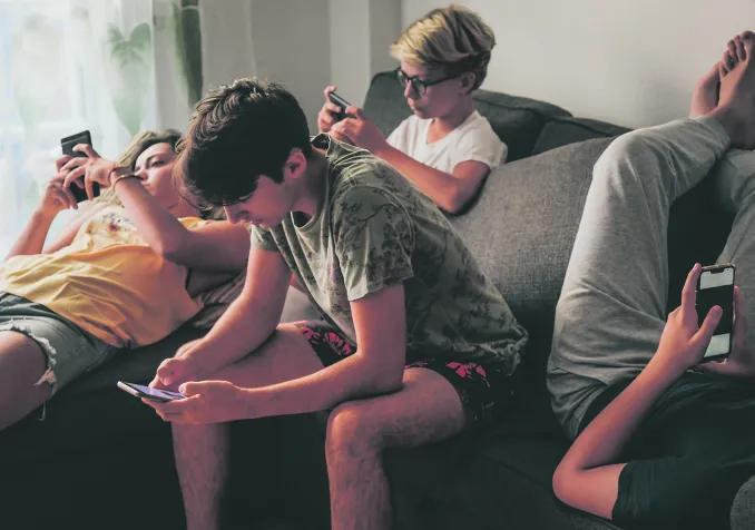 Smartphones: responsabiliser plutôt qu’interdire © Fabio Principe/iStock