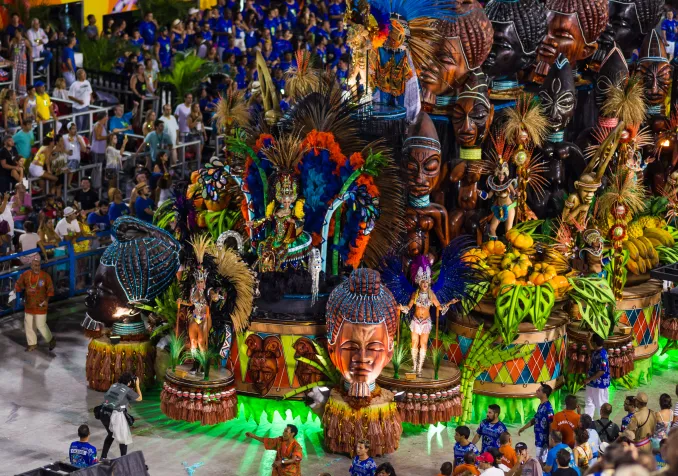 Le char d'une école de samba au défilé du carnaval de Rio en 2015. @iStock/miralex