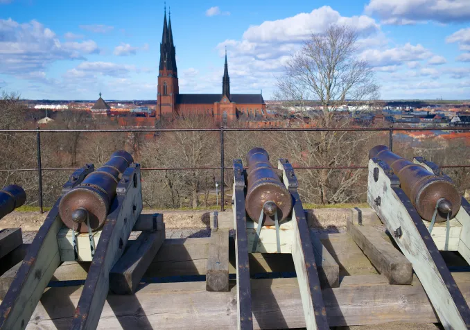 Lors de la Réforme, le roi Gustav de Suède s’est approprié les biens de l’Église. Vers 1550, il fait construire une fortification sur une colline qui fait face à la cathédrale d’Uppsala, la plus grande de Scandinavie. Une série de canons pointant l’édifice permettent de rappeler aux évêques qui détient le pouvoir. Une manière symbolique d’interroger les relations entre Église et État que l’on peut voir encore aujourd’hui dans la ville qui héberge la plus ancienne chaire de sciences politiques encore active au monde: l’enseignement d’éloquence et politique y est tenu depuis 1622. ©iStock / Antema
