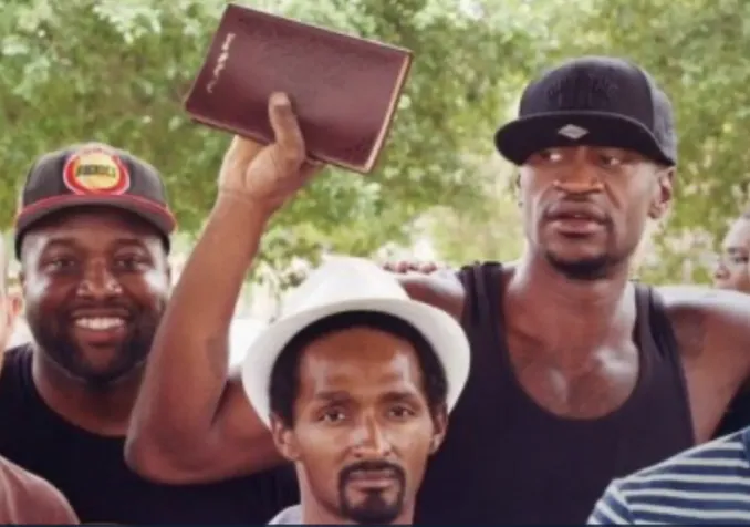 George Floyd, deuxième à droite, tenant une Bible dans sa main avec ses amis de paroisse.