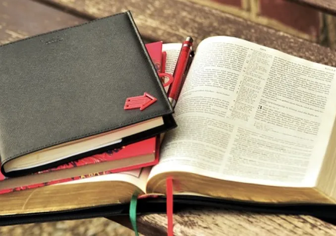 Une Bible et des carnets de note pour réfléchir (source : pixabay) Une Bible et des carnets de note pour réfléchir (source : pixabay)