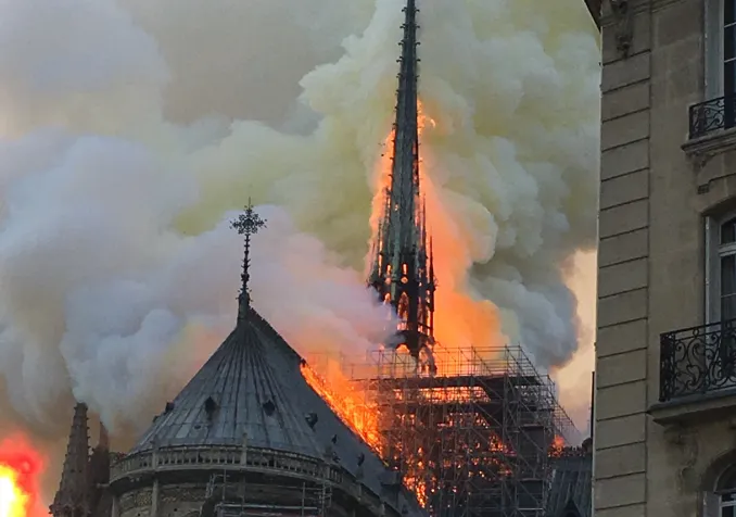 Incendie de Notre Dame CC(by-sa) Antoninnnnn, Wikimédias. Recadré.