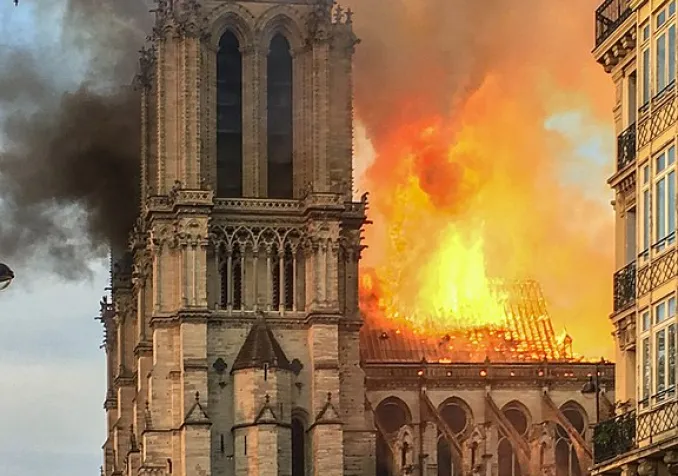 Notre Dame en feu CC (by-sa) LeLaisserPasserA38