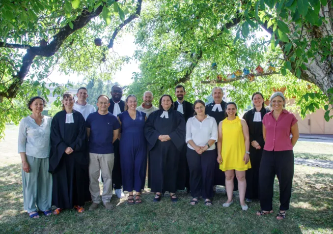 De gauche à droite : Isabelle Reust Bovard, Sophie Maillefer, Eric Bianchi, Hervé Maxton, Christo Karawa, Katja Garone, Bertrand Quartier (diacre officiant), Joan Charras-Sancho, Amaury Charras, Dana Fell, Nicolas Monnier (pasteur officiant), Anne Alberti, Nina Jaillet et Céline Chabloz. © EERV