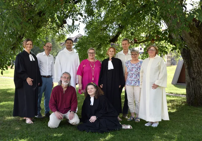 Les animateurs d'Église entourés des officiantes et des ministres nouvellement accueillis @EERV 