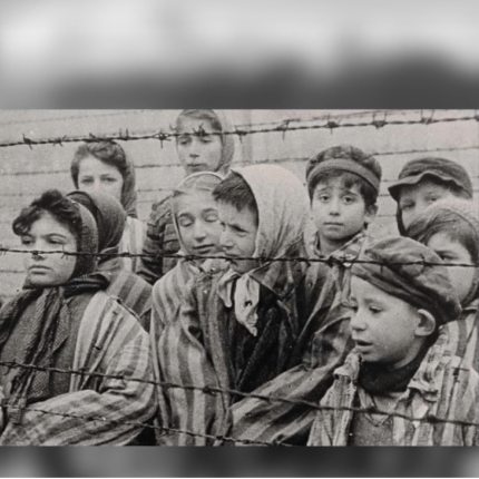 Des enfants prisonniers dans le camp d'Auschwitz. 