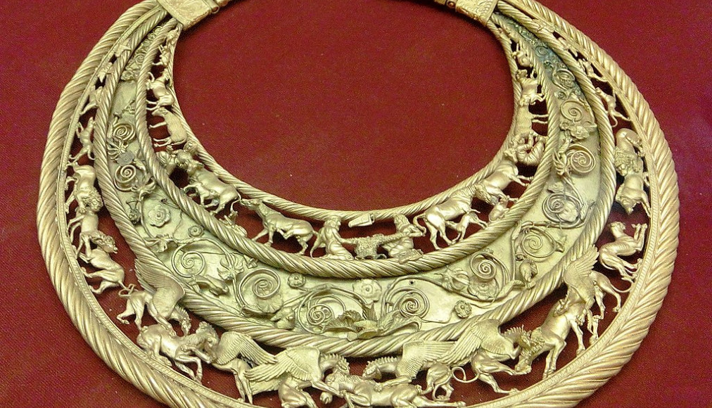 Un collier pectoral scythe / ©Половко Сергей Николаевич, CC BY-SA 4.0 Wikimedia Commons