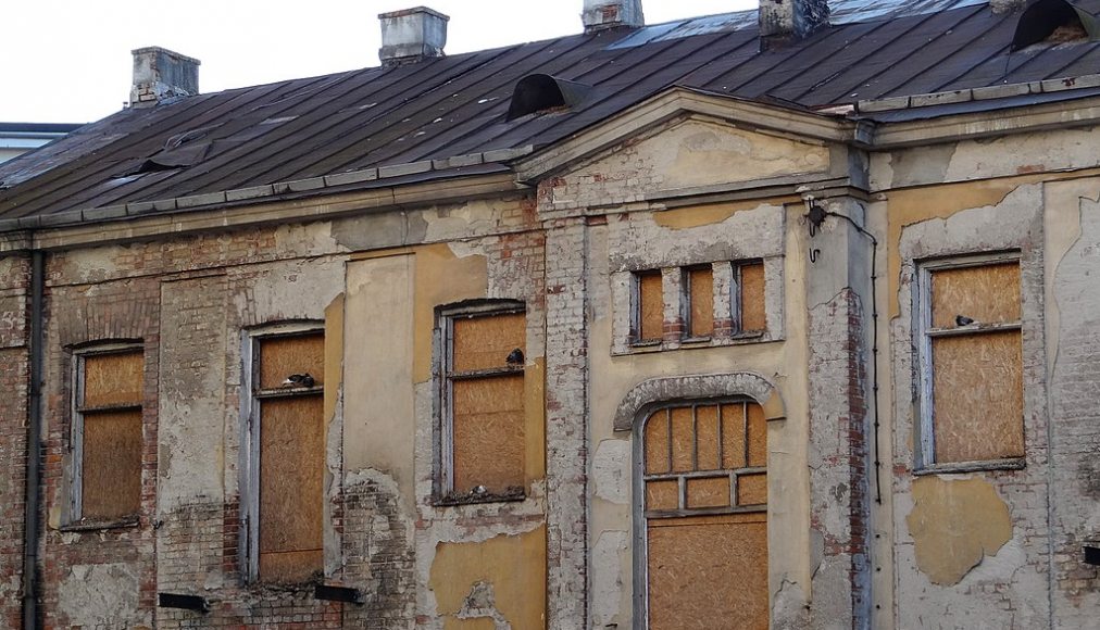 Immeuble abandonné dans l&#039;ancien ghetto juif de Bialystok, Pologne / ©Adam Jones from Kelowna, BC, Canada, CC BY-SA 2.0 Wikimedia Commons