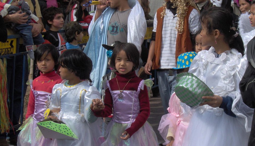 Des membres de la communauté des Bnei Menashe, déguisés pour la fête de Purim à Karmiel en Israël / ©Jusmine, via Wikimedia Commons