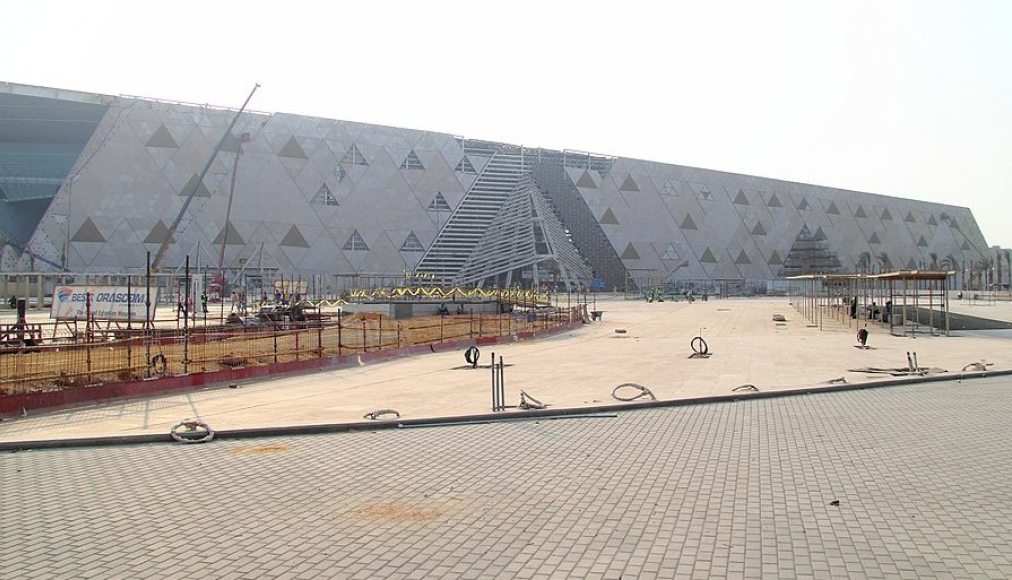 Le Grand Musée égyptien sous construction en 2019 / ©Djehouty, CC BY-SA 4.0 via Wikimedia Commons
