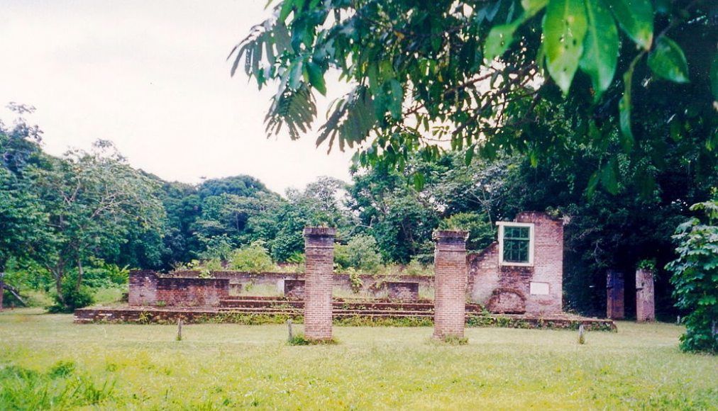 Les restes de la synagogue de Jodensavanne en 2000 au Suriname Les restes de la synagogue de Jodensavanne en 2000 au Suriname / ©Brokopondo at Dutch Wikipedia, Public domain, via Wikimedia Commons