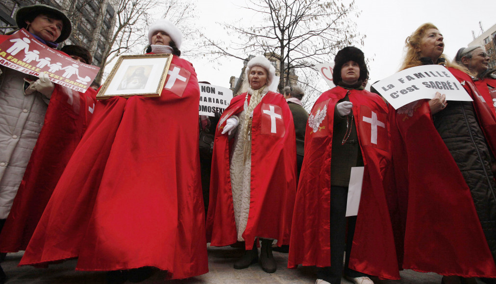 Des membres de Civitas France manifestent contre le mariage pour tous. / © Keystone