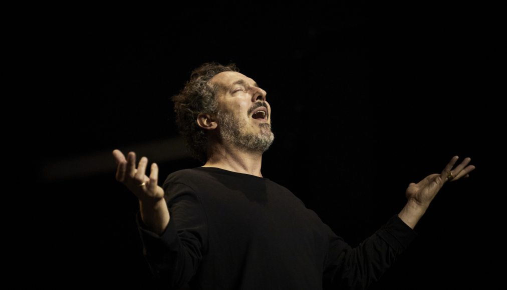 Guillaume Gallienne sur la scène des Terreaux à Lausanne © Christophe Raynaud de Lage / coll. Comédie-Française.