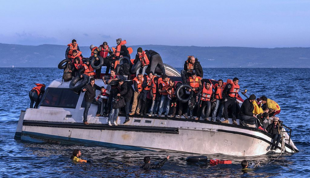 Un bateau de réfugiés syriens et irakiens arrivant à Lesbos en 2015. / ©Ggia, CC BY-SA 4.0 Wikimedia Commons