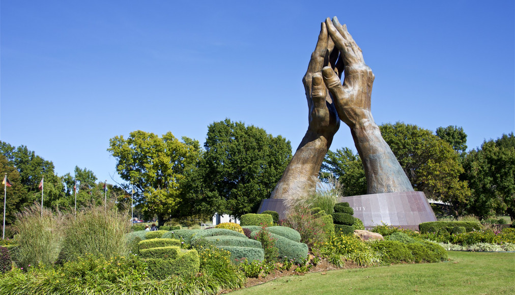 &quot;Praying Hands&quot;, Université Oral Roberts à Tulsa, Oklahoma / ©Flickr/Terry White