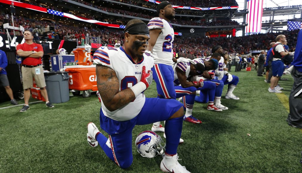 Les joueurs des Buffalo Bills mettent un genou à terre avant le début du match ( Atlanta, 1er octobre) © Keystone / AP