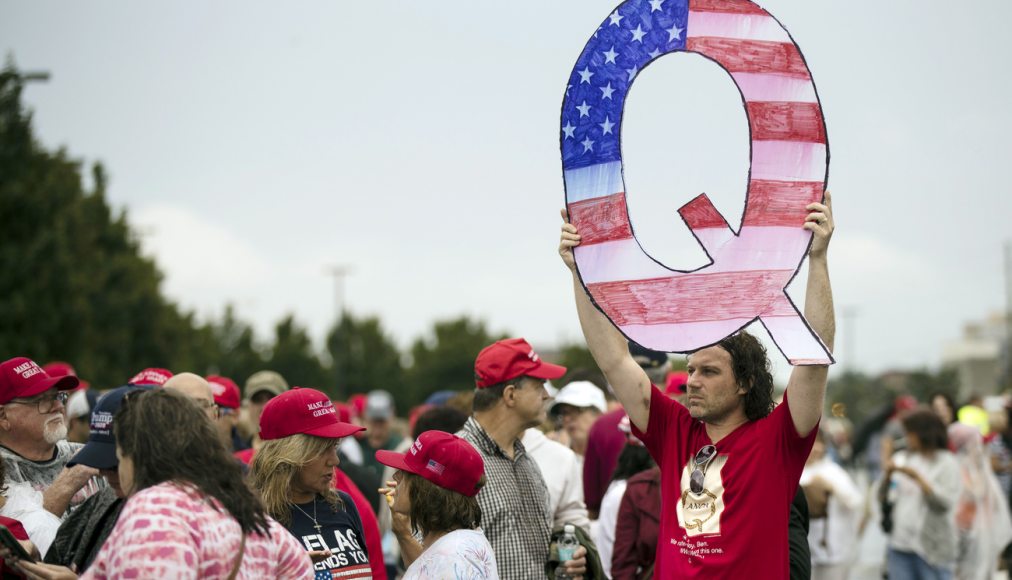La théorie complotiste QAnon s'est largement diffusée dans les milieux évangéliques américains, notamment au sein de la campagne présidentielle. La théorie complotiste QAnon s'est largement diffusée dans les milieux évangéliques américains, notamment au sein de la campagne présidentielle. / Keystone/AP