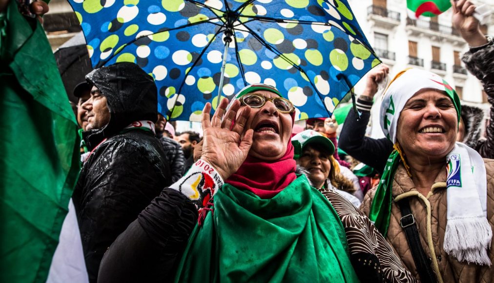 Vendredi 22 mars, les femmes sont nombreuses parmi les manifestants à Alger / ©KEYSTONE/MAXPPP/LE PICTORIUM/Sadak Souici