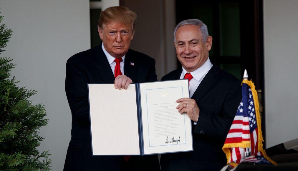 Le Premier ministre israélien Benjamin Netanyahou (à droite) et Donald Trump présentent le document par lequel les États-Unis reconnaissent la souveraineté israélienne sur le Golan / ©Keystone/Photoshot/Ting Shen