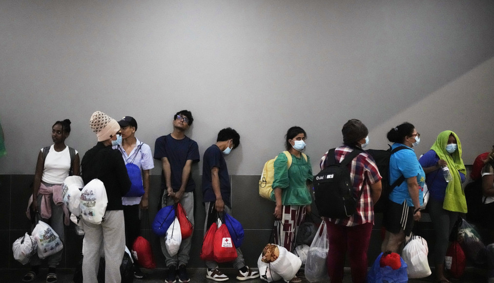 Des migrants, pour la plupart originaires de pays asiatiques, attendent d&#039;être transportés vers des hôtels après leur arrivée à Panama City le samedi 8 mars 2025, après avoir passé des semaines dans un camp d&#039;immigration temporaire panaméen à la suite de leur expulsion des États-Unis et de leur libération à la condition qu&#039;ils quittent le pays dans un délai de 30 jours. / Keystone