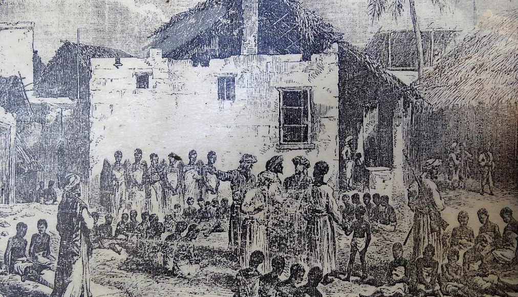 Marché aux esclaves devant l&#039;église anglicane de Stone Town à Zanzibar (Tanzanie), 1860 / ©Wikimedia Commons/Adam Jones, Kelowna, BC, Canada/CC BY-SA 2.0