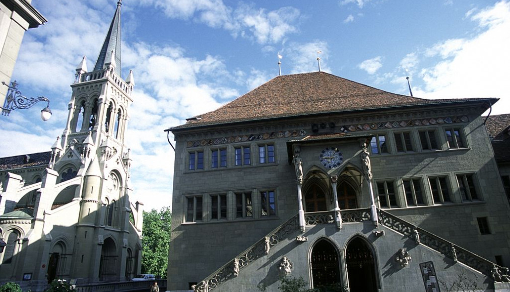 L&#039;Hôtel de Ville de Berne et l&#039;Eglise Saint-Pierre-et-Paul / ©Peter Alder, CC BY-SA 3.0 Wikimedia Commons