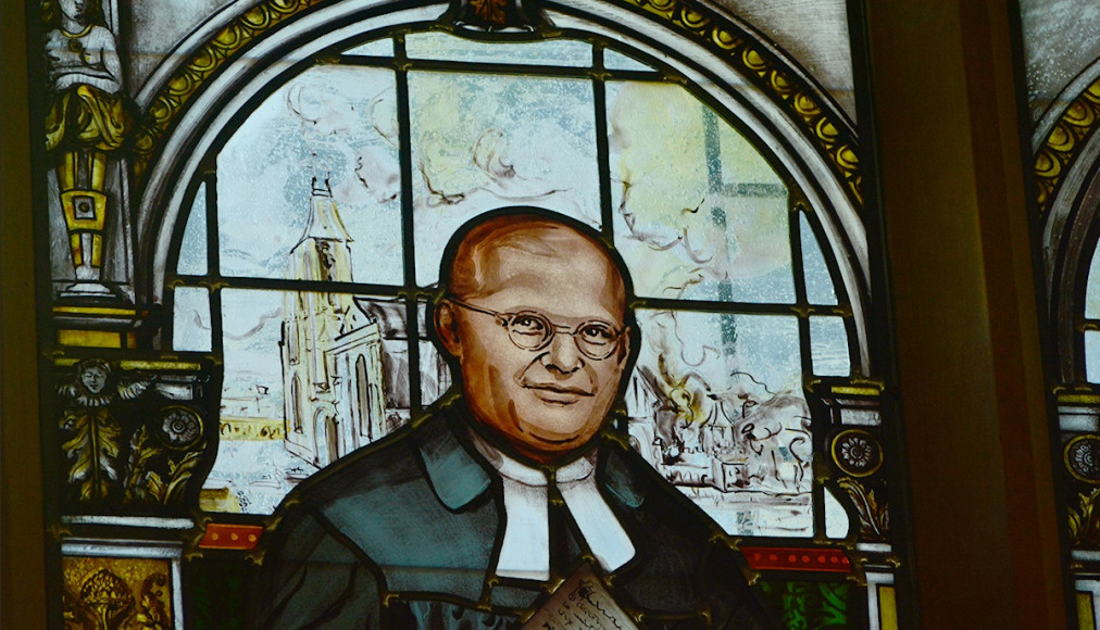 Vitrail de Dietrich Bonhoeffer dans l'église Saint-Christoph à Wrocław, Pologne / Vitrail de Dietrich Bonhoeffer dans l'église Saint-Christoph à Wrocław, Pologne / / ©Tomasz Kmita-Skarsgård, CC BY-SA 4.0 Wikimedia Commons