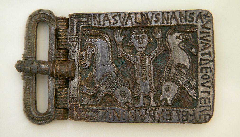 Plaque-boucle de ceinture en bronze du VIe siècle figurant David dans la fosse aux lions / ©Max Idje/Réformés.ch