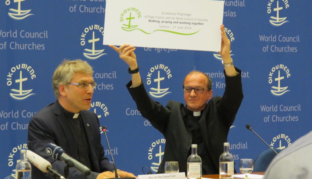  Andrzej Choromanski (à droite) et Olav Fykse Tveit présentent l’identité visuelle du pèlerinage œcuménique du pape François et du Conseil œcuménique des Églises du 21 juin 2018 à Genève. /  Andrzej Choromanski (à droite) et Olav Fykse Tveit présentent l’identité visuelle du pèlerinage œcuménique du pape François et du Conseil œcuménique des Églises du 21 juin 2018 à Genève.