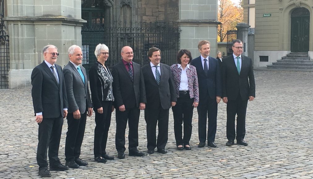 De gauche à droite: Jean-Marc Schmid, président du synode et les conseillers synodaux Ulrich Burkhalter, Claudia Hubacher, Philippe Kneubühler, Andreas Zeller (président), Judith Pörksen Roder, Iwan Schulthess, Roland Stach / ©Marie Destraz / Protestinfo